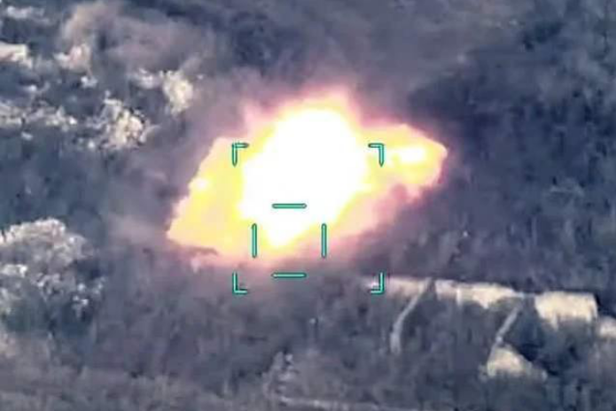 Có thể nói, cuộc đối đầu giữa Armenia và Azerbaijan đã cho thấy được hình hài thô ráp của các cuộc chiến tranh trong tương lai và tầm quan trọng của máy bay không người lái trong chiến đấu. Ảnh: Một chiến T-72 của Armenia bị UAV tiêu diệt - Nguồn: Sina