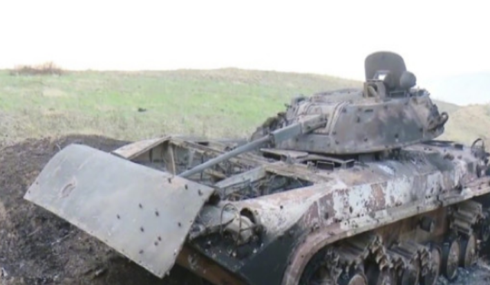 Tiếp đến là địa hình là một trong những yếu tố ảnh hưởng nhiều tới khả năng tác chiến của lực lượng tăng thiết giáp. Địa hình phức tạp, nhiều núi cao tại khu vực Kavkaz, trong đó có đỉnh Elbrus cao nhất châu Âu, là một trong những môi trường nguy hiểm nhất với xe tăng. Ảnh: Một xe thiết giáp của Armenia bị tên lửa của UAV TB-2 bắn cháy. Nguồn: Wikipedia.