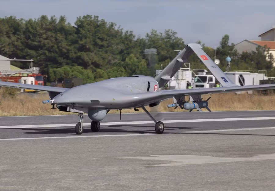 Thứ hai, UAV của Azerbaijan thực sự không phải thuộc loại quá tiên tiến, UAV TB2 của Thổ Nhĩ Kỳ mà Azerbaijan đang sử dụng thậm chí còn không kết nối với mạng vệ tinh dẫn đường, hoàn toàn được điều khiển bằng tín hiệu vi ba và liên kết liên lạc từ trạm điều khiển mặt đất. Ảnh: UAV TB-2. Nguồn: Wikipedia.