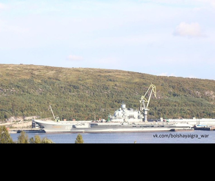 Tàu sân bay Đô đốc Kuznetsov được chính thức hạ thủy năm 1985, biên chế năm 1991 và hoạt động đầy đủ năm 1995 trong đội hình tác chiến tàu mặt nước của Hải quân Nga. Tàu có lượng giãn nước đầy tải 59.000 tấn, dài 305m, rộng 35m, tốc độ tối đa 29 hải lý/h và thủy thủ đoàn 1.690 người bao gồm cả nhân viên vận hành tàu lẫn hàng không, có thể hoạt động liên tục 45 ngày trên biển. Ảnh: Tàu Kuznetsov trong một bức ảnh chụp gần đây