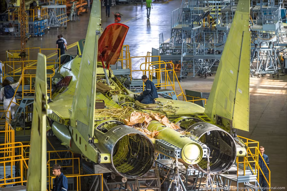 Việc sử dụng cảm biến hồng ngoại, giúp Su-57 không cần phải bật radar trong các hoạt động tầm ngắn và tầm trung. So với F-22 vốn thiếu các cảm biến tương tự, nên Su-57 có lợi thế về khả năng sống sót và khả năng nhận biết tình huống hơn loại máy bay F-22, vốn được đánh giá là hiện đại nhất của Mỹ. Nguồn ảnh: Pinterest.