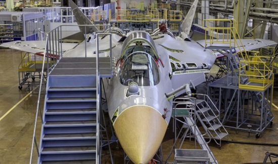 Công nghệ thực tế tăng cường, cho phép công nhân trên dây chuyền sản xuất nhìn thấy thông tin tri giác, do máy tính tạo ra trong tầm nhìn của họ; có nghĩa là công nhân có thể nhìn thấy sự kết hợp giữa hình ảnh thực và ảo, điều này giúp họ tạo ra sản phẩm một cách chuẩn xác hơn. Nguồn ảnh: Pinterest.