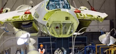 Còn chiến đấu cơ tàng hình F-35 của Mỹ là loại sử dụng một động cơ, được thiết kế để sản xuất hàng loạt và xuất khẩu; trọng lượng của máy bay nhẹ hơn rất nhiều và giá thành cũng rẻ hơn. Trong số 4 máy bay thế hệ thứ 5, hiện Su-57 có diện tích phản xạ sóng radar tương đối cao và khả năng tàng hình không được đánh giá cao. Nguồn ảnh: Pinterest.