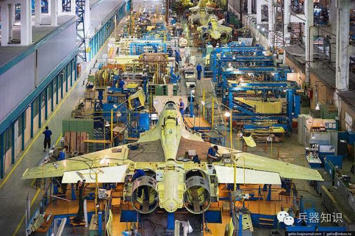 Thân máy bay Su-57 sản xuất loạt sẽ được hưởng lợi từ những phát triển mới của Nga về vật liệu hấp thụ radar, giúp giảm 30% phản xạ sóng radar và bảo vệ phi công khỏi tia cực tím hoặc bức xạ nhiệt. Nguồn ảnh: Pinterest.