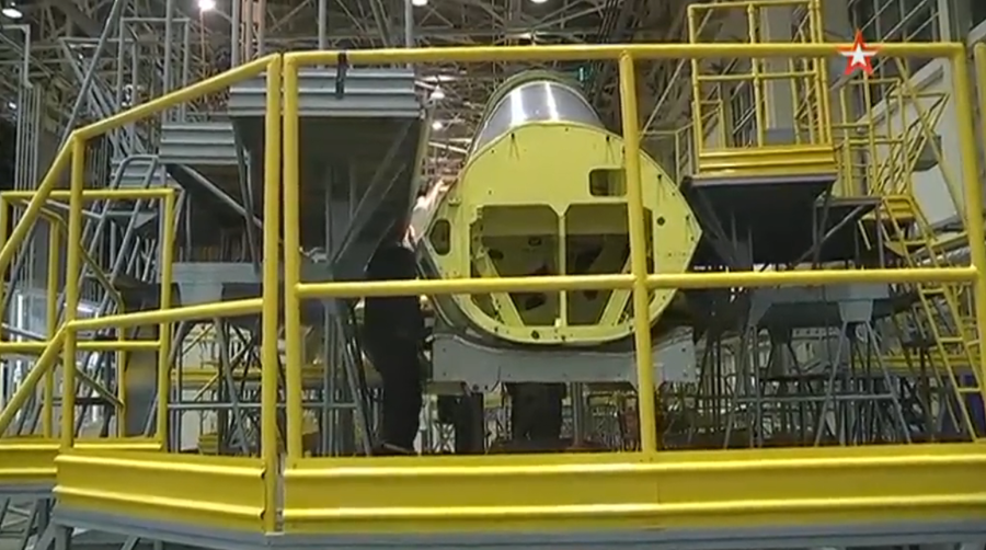 Tác dụng của lưới tản nhiệt hay ống hút khí đều nhằm mục đích là che các cánh tua-bin động cơ, không cho sóng radar phản xạ; điều này đặc biệt quan trọng, vì vùng phản xạ radar phía trước là phần quan trọng nhất, quyết định khả năng sống sót của máy bay tàng hình. Nguồn ảnh: Pinterest.