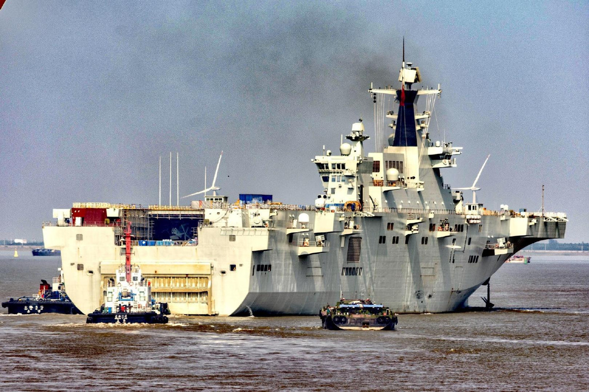 Tuy nhiên, giới chuyên gia nhận định, để khai thác hết năng lực của một tàu đổ bộ trực thăng cỡ lớn, thủy thủ và phi công hải quân Trung Quốc cần được huấn luyện chuyên sâu để thực hiện nhiệm vụ trên tàu sân bay trực thăng. Mà trong lĩnh vực khai thác tàu đổ bộ trực thăng, Trung Quốc chưa hề có kinh nghiệm. Ảnh: Tàu đổ bộ Type-075 đang thử nghiệm lần hai trên biển - Nguồn: Sina