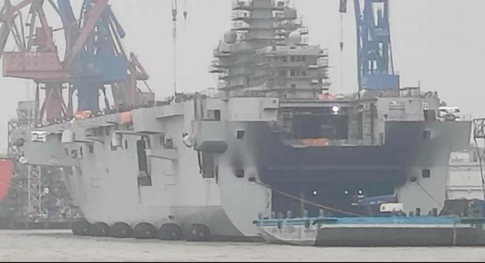 Thứ ba là năng lực của ngành đóng tàu Trung Quốc nói chung và ngành đóng tàu quân sự nói riêng rất mạnh. Trung Quốc hiện là ba quốc gia có năng lực đóng tàu hàng đầu trên thế giới. Ảnh: Nghi vấn tàu Type-75 đang thi công thì bị cháy - Nguồn: Sina