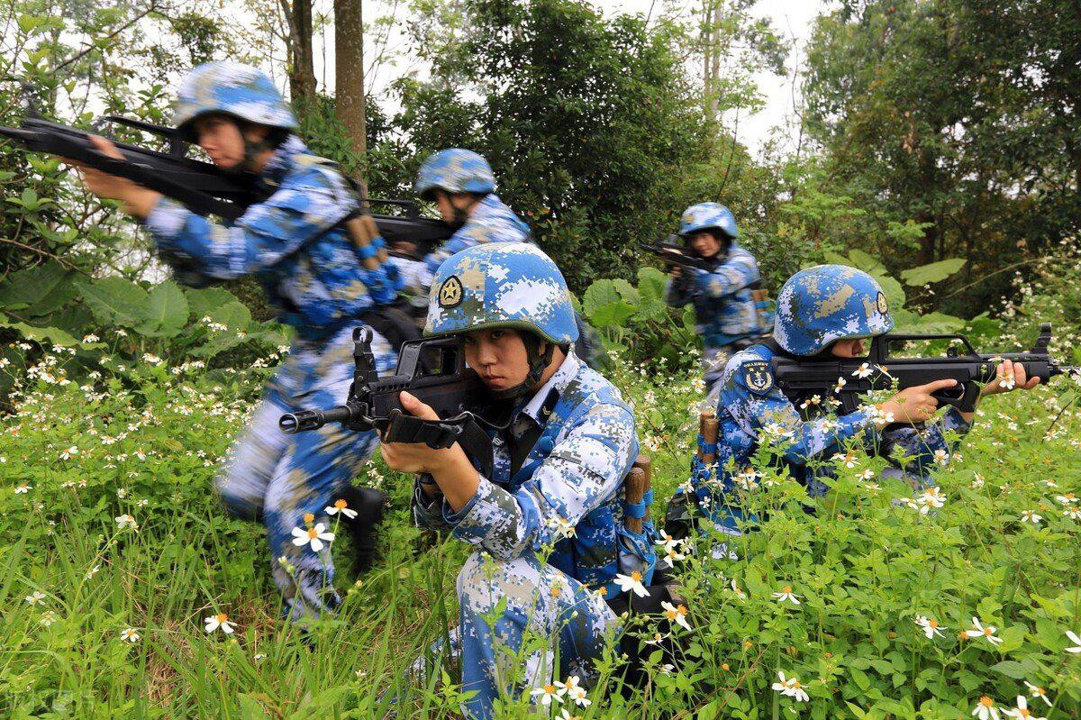 Việc nhanh chóng đưa tàu Type-075 vào biên chế, đánh dấu bước nhảy vọt về sức mạnh Hải quân Trung Quốc, nhất là năng lực tác chiến đổ bộ tầm xa. Giới quân sự phương Tây cho rằng, sau khi hoàn thành thử nghiệm, con tàu đầu tiên này rất có thể sẽ được biên chế cho Hạm đội Nam Hải để củng cố các yêu sách của nước này ở Biển Đông – vốn đang chịu nhiều phản đối gay gắt. Ảnh: Thủy quân lục chiến Trung Quốc - Nguồn: Sina