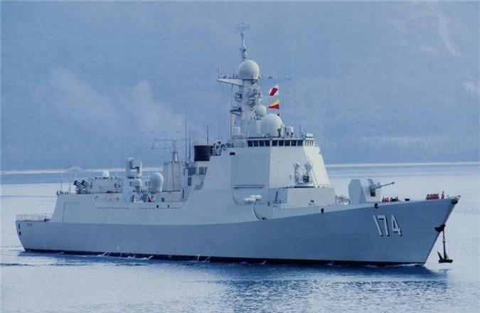 Tuy nhiên, ngân sách quốc phòng hiện tại của Pakistan vẫn còn rất thấp và tàu khu trục Type-055 vượt xa yêu cầu của Hải quân Pakistan, so với 055 thì khu trục hạm 052D phù hợp hơn với Hải quân Pakistan ở giai đoạn này, nó phù hợp việc hiện đại hóa lực lượng hải quân phải tiến hành từng bước một. Ảnh: Tàu chiến lớp Type-052D của Trung Quốc - Nguồn: Sina