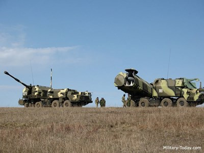 Bộ đôi pháo bờ biển và tên lửa bờ chính là một cặp đôi phòng thủ cực kỳ lợi hại. Người Nga đã thiết kế chế tạo ra loại pháo tự hành phòng thủ bờ A-222 Bereg cỡ nòng 130mm đặt trên khung gầm Maz-543 tương tự tổ hợp tên lửa bờ Rubezh 4K51. Tổ hợp pháo này được tích hợp cả các loại radar trinh sát, máy tính phần tử bắn, trinh sát quang vô tuyến,… cung cấp tham số mục tiêu cực kỳ chuẩn xác. Dẫu vậy, với tầm bắn khá hạn chế, tối đa chỉ 20km nên A-222 không được người Nga mấy mặn mà. Ảnh: Tổ hợp pháo A-222 (trái) và tổ hợp tên lửa 4K51 Rubezh (phải) của quân đội Nga.