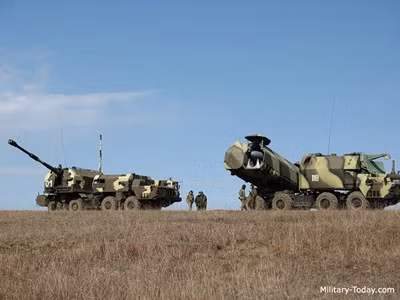 Bộ đôi pháo bờ biển và tên lửa bờ chính là một cặp đôi phòng thủ cực kỳ lợi hại. Người Nga đã thiết kế chế tạo ra loại pháo tự hành phòng thủ bờ A-222 Bereg cỡ nòng 130mm đặt trên khung gầm Maz-543 tương tự tổ hợp tên lửa bờ Rubezh 4K51. Tổ hợp pháo này được tích hợp cả các loại radar trinh sát, máy tính phần tử bắn, trinh sát quang vô tuyến,… cung cấp tham số mục tiêu cực kỳ chuẩn xác. Dẫu vậy, với tầm bắn khá hạn chế, tối đa chỉ 20km nên A-222 không được người Nga mấy mặn mà. Ảnh: Tổ hợp pháo A-222 (trái) và tổ hợp tên lửa 4K51 Rubezh (phải) của quân đội Nga.