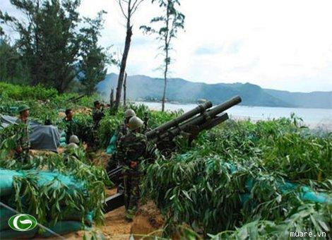 Tuy nhiên, các trận địa pháo bờ biển hiện nay của ta sử dụng các loại pháo lựu di chuyển bằng xe kéo, vốn có thời gian triển khai lâu, lập trận địa và khẩu đội pháo nhiều người. Đây có thể nói là nhược điểm lớn nhất của pháo bờ biển nói riêng cũng như pháo lựu truyền thống nói chung. Ảnh: Pháo M-101 cỡ 105mm cho nhiệm vụ phòng thủ bờ biển.