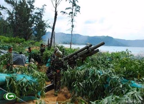 Tuy nhiên, các trận địa pháo bờ biển hiện nay của ta sử dụng các loại pháo lựu di chuyển bằng xe kéo, vốn có thời gian triển khai lâu, lập trận địa và khẩu đội pháo nhiều người. Đây có thể nói là nhược điểm lớn nhất của pháo bờ biển nói riêng cũng như pháo lựu truyền thống nói chung. Ảnh: Pháo M-101 cỡ 105mm cho nhiệm vụ phòng thủ bờ biển.