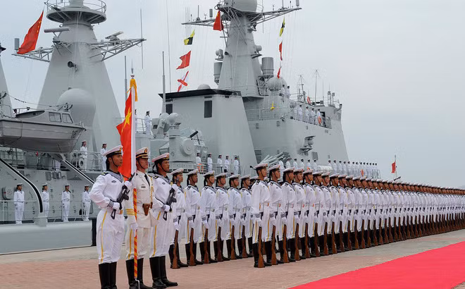 Sự phát triển của Hải quân Trung Quốc trong suốt thời gian vừa qua, đặc biệt là trong thời gian đầu thế kỷ XXI là không thể phủ nhận. Hiện nay, sức mạnh của lực lượng này đã đứng thế hai trên thế giới, chỉ sau Hải quân Mỹ và vượt trội Hải quân Nga, là một lực lượng hải quân nước xanh thực thụ, có khả năng hiện diện và triển khai sức mạnh đến mọi vùng biển trên thế giới. Ảnh: Đội tiêu binh của Hải quân Trung Quốc.