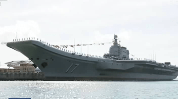 Thực ra việc có biên chế tàu sân bay không phải là điều quá khó khăn với các nước có nền quốc phòng phát triển và không phải cứ có tàu sân bay là sẽ trở thành một hải quân nước xanh thực thụ. Ảnh: Tàu sân bay Sơn Đông (CV-17) của hải quân Trung Quốc.