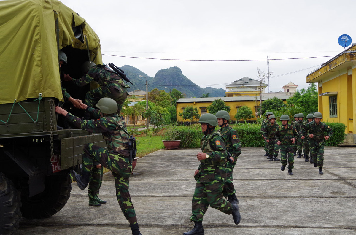 Từ sau năm 2015, khi các lô súng trường tấn công Galil Ace hiện đại được nhà máy Z-111 sản xuất xong và chuyển giao về cho các đơn vị, lực lượng đặc công và đặc nhiệm biên phòng đã được ưu tiên tiếp nhận mẫu súng mới này nhằm thay thế súng tiểu liên AK đã quá cũ, vốn phục vụ trong quân đội ta từ Kháng chiến chống Mỹ cho đến nay. Trong đó trang bị cho đặc nhiệm biên phòng là mẫu súng carbin Galil Ace 31 có nòng ngắn và báng gập, thuận tiện trong việc cơ động chiến đấu và tấn công tầm gần, khác với các đơn vị bộ binh chiến đấu trên địa hình trống trải thường cần súng trường có tầm bắn xa. Ảnh: Đặc nhiệm biên phòng cơ động với súng Galil Ace 31 - Nguồn: QĐND.