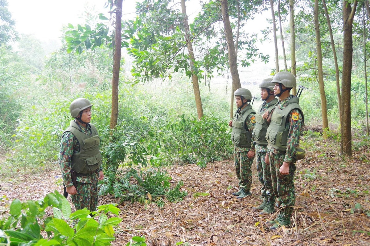 Các chiến sĩ đặc nhiệm biên phòng trong đợt tập huấn này được trang bị súng tiểu liên AKMS báng gập, là phiên bản cải tiến của súng AK-47 huyền thoại sử dụng cỡ đạn 7.62x39mm uy lực mạnh, sức sát thương cao và vô cùng đáng tin cậy, có thể hoạt động trong điều kiện thiếu bảo trì bảo dưỡng trầm trọng và thời tiết khắc nghiệt. Báng súng có thể gập lên giúp cho giảm chiều dài đáng kể, cực kỳ phù hợp cho các đơn vị tác chiến đặc biệt, cần độ cơ động và thuận tiện cao. Ảnh: Các chiến sĩ đặc nhiệm biên phòng với súng AKMS và áo giáp, mũ chống đạn - Nguồn: QĐND.