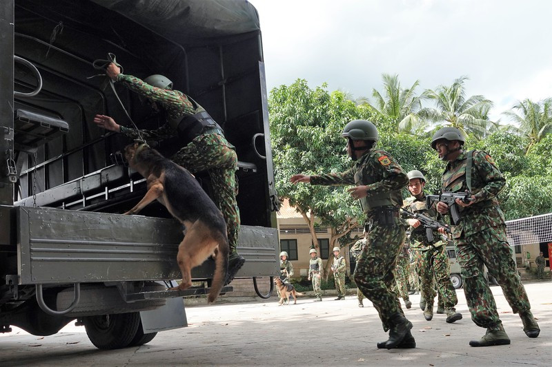 Dù trang bị tiêu chuẩn của bộ binh Việt Nam vẫn còn khá hạn chế tuy nhiên lực lượng biên phòng đặc biệt là đặc nhiệm biên phòng vốn đã được trang bị những khí tài bảo hộ hiện đại như mũ chống đạn, áo giáp mang tấm cứng và các loại súng tiểu liên kiểu mới để có thể đương đầu tốt, trấn áp nhanh chóng các loại tội phạm nguy hiểm có ý định xấu khi vượt biên trái phép vào nước ta. Ảnh: Đặc nhiệm biên phòng cơ động hành quân - Nguồn: QĐND.