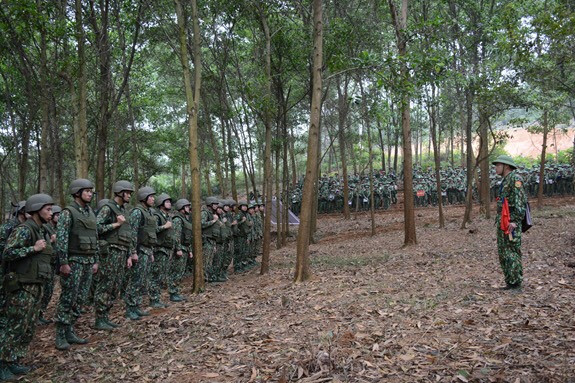 Áo giáp có trọng lượng rơi vào khoảng 1.5 đến 2kg tích hợp sẵn giáp mềm có thể chống dao đâm và đạn súng ngắn, ngoài ra còn có túi lớn trước sau để có thể gia cố thêm tấm cứng cho phép nó có thể ngăn cản được đạn súng trường 7.62x39mm bắn từ AK. Mũ chống đạn nhập khẩu từ nước ngoài với khả năng chống lại được các loại mảng văng, đất đá và đạn súng ngắn, thậm chí còn có thể cản được đạn súng trường khi bắn ở tầm bắn xa. Ảnh: Cán bộ tập huấn quan sát khối chiến sĩ đặc nhiệm - Nguồn: QĐND.