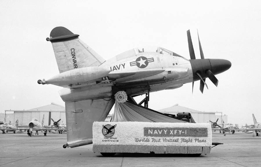 Một trong những thách thức lớn nhất của Convair là tạo ra một buồng lái nghiêng, để phi công không phải "nằm ngửa" khi cất và hạ cánh. Điều này đòi hỏi thiết kế thân máy bay rất phức tạp; ghế lái của phi công có bản lề và sẽ tự động xoay ngang khi máy bay cất cánh khỏi mặt đất. Tuy nhiên mẫu thiết kế XFY-1 của Convair không được Lục quân Mỹ chấp nhận. Nguồn ảnh: Warhistory.