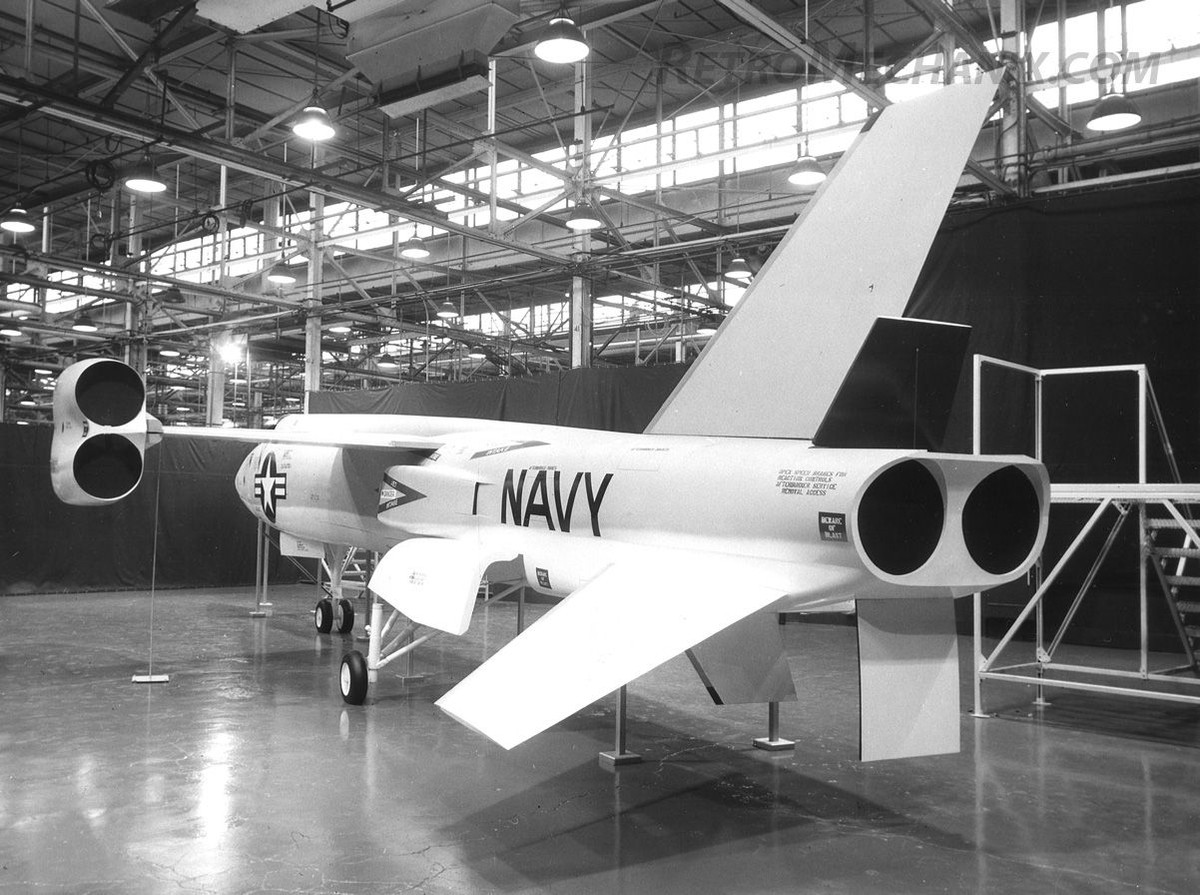 Mặc dù chỉ dài 18 mét, nhưng XF-109 sử dụng 6 động cơ phản lực J85, trong đó 4 động cơ được bố trí ở đầu cánh, 2 động cơ ở thân sau và một cặp động cơ hướng xuống phía dưới buồng lái. Về nguyên tắc, thiết kế của XF-109 không khác với máy bay chiến đấu F-35B, mà Lockheed Martin thiết kế cho Thủy quân lục chiến Mỹ 40 năm sau. Nguồn ảnh: Warhistory.