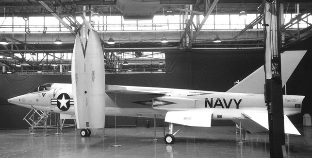 Năm 1955, Hải quân và Không quân Mỹ đặt hàng Tập đoàn Máy bay Bell với một ý tưởng "đi trước thời đại", thiết kế một máy bay chiến đấu có tốc độ 2 Mach; có khả năng cất và hạ cánh thẳng đứng. Bell đã đầu tư công sức thiết kế, với sản phẩm mang tên XF-109. Nguồn ảnh: Warhistory.