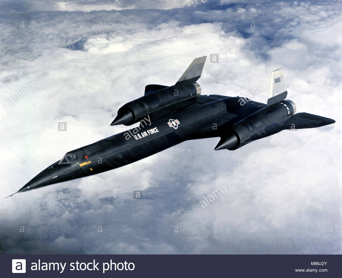 Không quân Mỹ thích thú với ý tưởng máy bay ném bom RB-12, có tốc độ Mach-3 này; RB-12 cũng sử dụng khung thân bằng titan, giống như mẫu trinh sát A-12; mẫu ném bom chỉ khác là lắp thêm radar cực mạnh và trang bị tên lửa không đối đất có lắp đầu đạn hạt nhân. Nguồn ảnh: Warhistory.