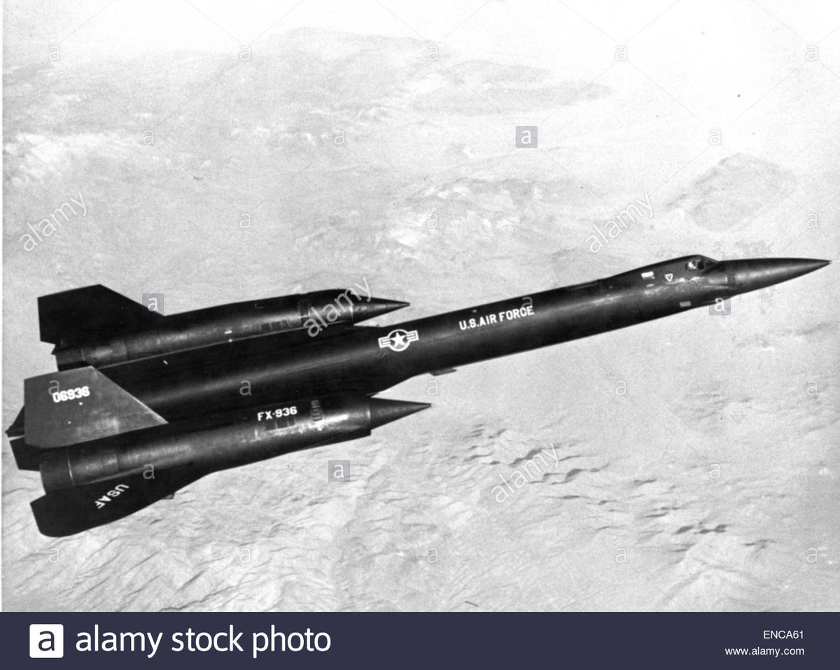 Vào tháng 1/1961, nhà thiết kế máy bay huyền thoại của hãng Lockheed, Kelly Johnson, đã gửi một đề xuất cho Không quân Mỹ. Ý tưởng của ông là sử dụng máy bay do thám A-12 (tiền thân của máy bay trinh sát SR-71 Blackbird), mà Kelly đã thiết kế cho CIA và sửa đổi nó thành một máy bay ném bom chiến lược, có tốc độ cực nhanh. Nguồn ảnh: Warhistory.