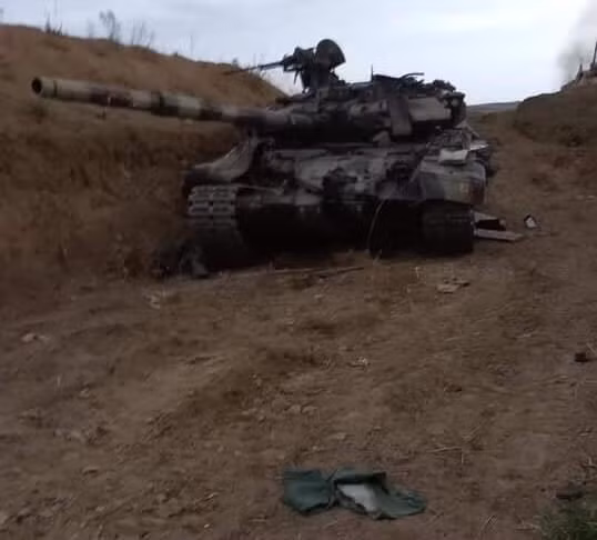 Đúng như dự đoán, Azerbaijan đã chính thức điều động các xe tăng T-90S của mình ra biên giới nghênh chiến với đối phương. Tuy nhiên, sự ghi nhận tham chiến này của xe tăng Azerbaijan lại cực kỳ “bẽ mặt” đó là một tình huống bị quân Armenia bắt sống trên chiến trường, kíp xe bỏ khí tài chạy trốn không kịp tiêu hiểu. Ảnh: Chiếc T-90S của Azerbaijan bị bắt sống.