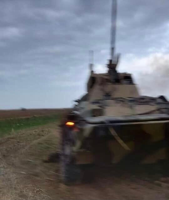 Bên cạnh xe tăng T-90S, Armenia còn thu giữ được nguyên vẹn cả một chiếc thiết giáp chở quân bánh lốp BTR-80A của Azerbaijan. Dù cho cả Armenia và Azerbaijan đều có biên chế BTR-80 tuy nhiên BTR-80A của Azerbaijan có sự nâng cấp vượt trội với việc thay thế tháp pháo cũ bằng moldun vũ khí mới, tăng cường đáng kể sức mạnh hỏa lực. Ảnh: Xe thiết giáp BTR-80A của Azerbaijan bị bắt sống.