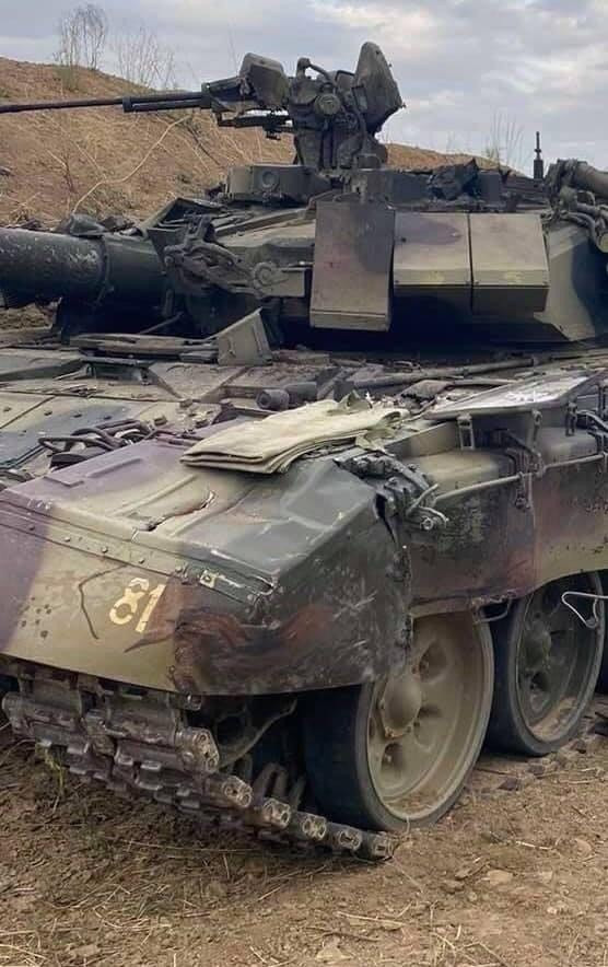 Có thể khi bị tấn công, kíp lái đã quên không đóng cửa nóc khiến cho áp lực nổ của viên đạn từ bên ngoài tràn vào xe dẫn đến kíp lái phải chạy ra ngoài hoặc do xe bị đối phương đánh úp quá bất ngờ khiến kíp lái hoảng sợ bỏ xe chạy trốn. Dẫu sao thì quân Armenia cũng tấn công vội vã khiến cho Azerbaijan không kịp tiêu hủy xe. Ảnh: Cận cảnh chiếc T-90S bị "bắt sống".