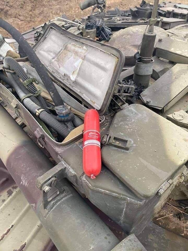 Đây một lần nữa lại là bằng chứng cho thấy rằng binh lính Azerbaijan dù có ưu thế vượt trội về phương tiện kỹ thuật trên mặt đất so với Armenia nhưng tinh thần chiến đấu chưa cao, phối hợp tác chiến chưa chặt chẽ, để lọt khí tài cực kỳ quan trọng vào tay kẻ địch. Armenia từ đây có thể nghiên cứu sâu hơn về loại xe tăng T-90S hiện đại, từ đó rút kinh nghiệm tìm ra những cách khắc chế hiệu quả hơn. Ảnh: Các loại vật dụng trên xe tăng T-90S Azerbaijan bị tịch thu.