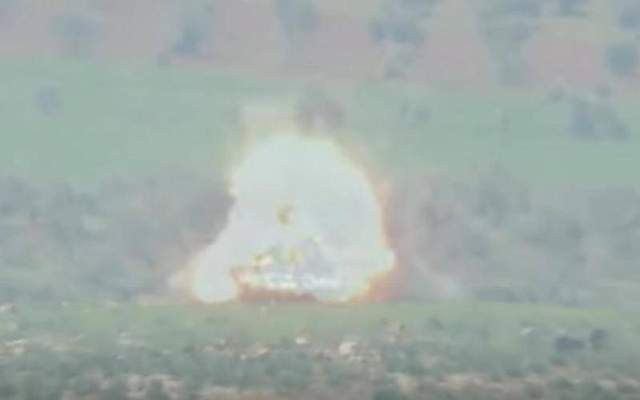 Nên nhớ rằng giáp dày chưa bao giờ là triết lý thiết kế chủ đạo của trường phái xe tăng Liên Xô/Nga; nhưng tại sao T-90 vẫn đứng vững trên chiến trường Syria? Nếu lấy loại tên lửa chống tăng TOW của Mỹ, là loại tên lửa được dùng nhiều trên chiến trường Syria và là loại tên lửa chống tăng rất phổ biến trên thế giới để làm tham chiếu. Ảnh: Tên lửa TOW bắn trúng chiếc T-90 của Quân đội Syria - Nguồn: Sina