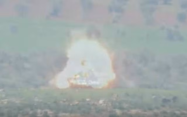 Nên nhớ rằng giáp dày chưa bao giờ là triết lý thiết kế chủ đạo của trường phái xe tăng Liên Xô/Nga; nhưng tại sao T-90 vẫn đứng vững trên chiến trường Syria? Nếu lấy loại tên lửa chống tăng TOW của Mỹ, là loại tên lửa được dùng nhiều trên chiến trường Syria và là loại tên lửa chống tăng rất phổ biến trên thế giới để làm tham chiếu. Ảnh: Tên lửa TOW bắn trúng chiếc T-90 của Quân đội Syria - Nguồn: Sina