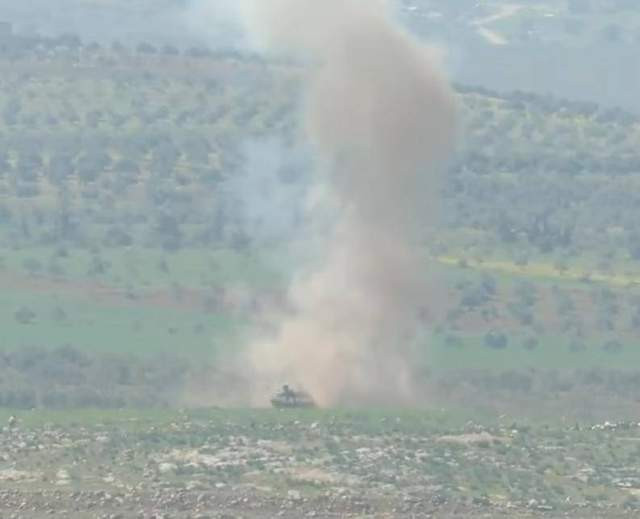 Sức xuyên giáp trung bình của TOW lên tới hơn 800 mm, nó đủ xuyên thủng và phần lớn các loại tăng chiến đấu chủ lực hiện đại; đây cũng là loại vũ khí chủ lực, làm lực lượng tăng, thiết giáp hùng hậu của Quân đội chính phủ Syria một thời bị sụt giảm một cách nhanh chóng. Ảnh: Khói tan sau khi tên lửa TOW đánh trúng T-90 tại chiến trường Syria - Nguồn: Sina