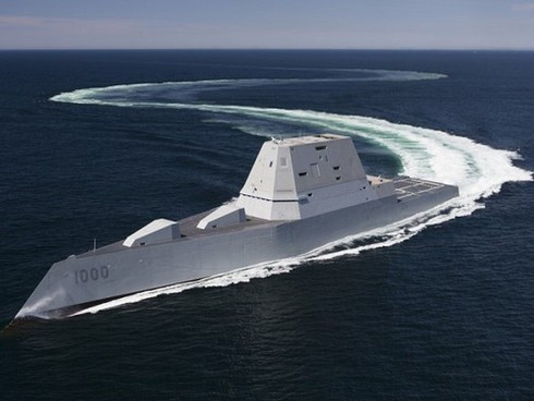 Về thông số kỹ thuật, tàu Zumwalt có chiều dài 185m, rộng 24.6m, mớn nước 8.4m, tốc độ khoảng 30 hải lý/h, lượng giãn nước đầy tải 16.000 tấn và thủy thủ đoàn 148 người, thuộc phân khúc tàu khu trục mang tên lửa dẫn đường của hải quân Mỹ. Tàu được bọc bên ngoài bởi một loại vật liệu chống hấp thụ sóng radar và radar của tàu được đặt bên trong một lồng chụp giúp cho giảm thiểu tốt đa góc phản xạ. Ảnh: Tàu DDG-1000 trong một chuyến hải hành.