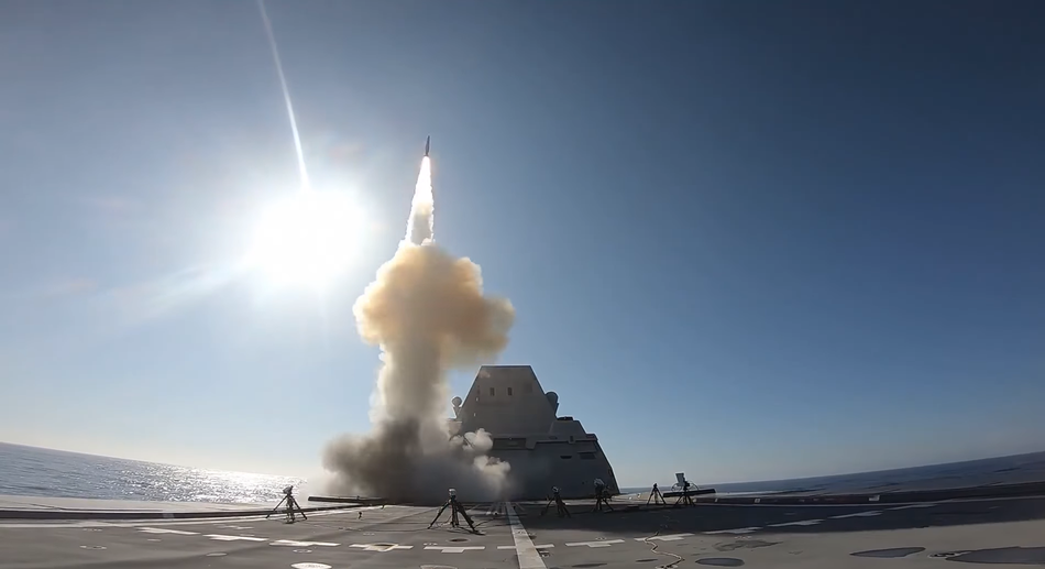 Ban đầu Mỹ dự định đặt đóng mới tới 32 chiếc khu trục hạm Zumwalt và nó được kỳ vọng là sẽ thay thế các khu trục hạm cũ lớp Arleigh Burke hiện đại nhất của hải quân nước này hiện nay. Tuy nhiên sau đó kế hoạch đã bị cắt giảm và chỉ còn đặt mua 3 chiếc, chiếc đầu tiên mang số hiệu DDG-1000 gia nhập biên chế năm 2016, chiếc thứ hai mang số hiệu DDG-1001 gia nhập biên chế năm 2019 và chiếc cuối cùng dự kiến sẽ gia nhập biên chế trong năm nay. Ảnh: Khai hỏa tên lửa SM-2.