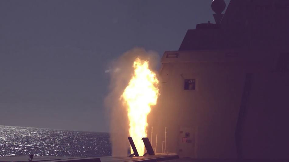 Theo ông Matt Schroeder - Quản lý chương trình DDG-1000 cho biết rằng cuộc thử nghiệm thành công chính là minh chứng cho tàu khu trục Zumwalt có thể phóng tên lửa và tự vệ, là bước quan trọng tiến tới việc thử nghiệm và hoạt động các hệ thống chiến đấu tiên tiến hơn đối với tàu chiến hải quân. Ảnh: Giếng phóng bắt đầu mở ra để tên lửa chuẩn bị rời đi.