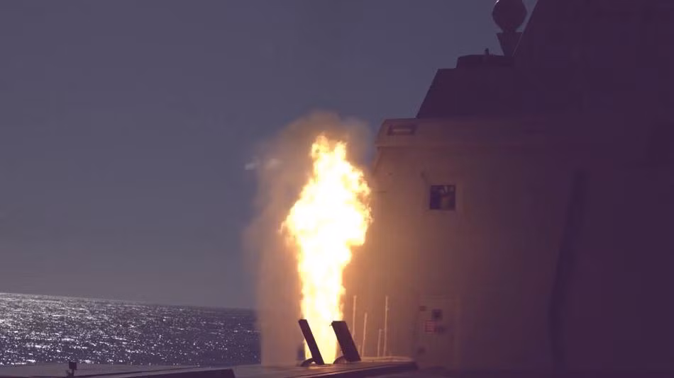 Theo ông Matt Schroeder - Quản lý chương trình DDG-1000 cho biết rằng cuộc thử nghiệm thành công chính là minh chứng cho tàu khu trục Zumwalt có thể phóng tên lửa và tự vệ, là bước quan trọng tiến tới việc thử nghiệm và hoạt động các hệ thống chiến đấu tiên tiến hơn đối với tàu chiến hải quân. Ảnh: Giếng phóng bắt đầu mở ra để tên lửa chuẩn bị rời đi.