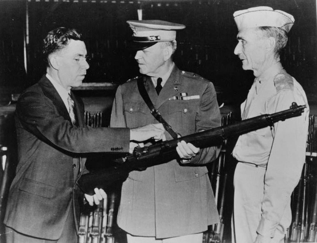 Tướng Patton từng nói “M-1 Garand là khẩu súng vĩ đại nhất mà con người từng nghĩ ra”. Được sản xuất vào năm 1937 và phục vụ trong quân đội Mỹ đến cuối những năm 1950, khi được thay thế bằng khẩu M-14.