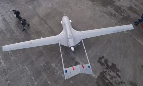 Máy bay không người lái TB-2 của Thổ Nhĩ Kỳ thuộc phân khúc UAV chiến thuật tầm trung có thời gian bay liên tục dài. Theo các chuyên gia hàng không đánh giá, hệ thống điều khiển và phần mềm của TB-2 hiện đại hơn đáng kể so với UAV Heron của Israel. UAV TB-2 có khả năng trinh sát, do thám và giám sát chiến trường, đồng thời có thể thực hiện các cuộc tấn công vào các mục tiêu mặt đất của đối phương. Nó cũng có khả năng cất - hạ cánh và bay hoàn toàn tự động. Ảnh: Máy bay không người lái UAV TB-2 nhìn từ trên cao.