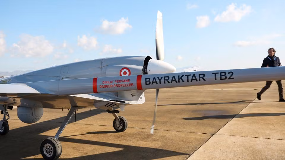 UAV TB-2 trang bị một động cơ cánh quạt Rotax 912 piston, công suất tối đa 100 mã lực. Điều này cho phép nó có thể đạt vận tốc tối đa 120 hải lý/h và tốc độ bay hành trình là 70 hải lý/h. Trần hoạt động của nó theo thông số do nhà sản xuất công cấp là 8.230m và tầm hoạt động hiệu quả là 5.500m, thời gian bay liên tục tối đa 27 giờ. Ảnh: Máy bay không người lái TB-2 của Thổ Nhĩ Kỳ.