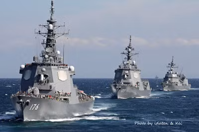 Việc Triều Tiên liên tục thử nghiệm tên lửa và gần đây công khai loại tên lửa đạn đạo liên lục địa thế hệ mới thực sự làm các quốc gia đối địch xung quanh phải cực kỳ quan tâm và tìm mọi cách để đối phó, trong đó có Nhật Bản. Việc Nhật Bản đang phải đau đầu suy nghĩ tìm biện pháp để phòng thủ đất nước trước áp lực vô cùng nặng nề của Triều Tiên cũng chính là một minh chứng rõ rằng trong sự phát triển vượt bậc của nền quốc phòng Triều Tiên, đã tạo được cho mình một sự răn đe rõ rệt. Ảnh: Biên đội tàu của Lực lượng Phòng vệ bờ biển Nhật Bản.