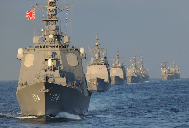 Các phương án được đặt ra đó là tăng cường các hệ thống Aegis lên tàu thủy hoặc đặt các hệ thống Aegis cố định ra giữa biển khơi tương tự như triển khai các giàn khoan dầu khí. Phương án dàn khoan dầu khí có vẻ như rất không khả thi vì hệ thống sẽ phải đứng cố định và chịu rất nhiều tác động tiêu cực của thời tiết, cùng với đó là dễ dàng bị tổn thương bởi các loại hỏa lực của đối phương. Ảnh: Biên đội tàu Aegis của Lực lượng Phòng vệ bờ biển Nhật Bản.