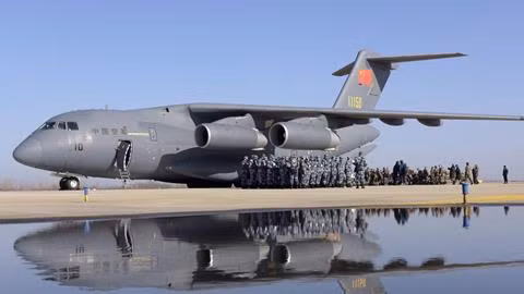 Lý do này giúp giải thích lý do tại sao, Quân đội Mỹ đang yêu cầu một mẫu xe tăng chiến đấu chủ lực có trọng lượng nhẹ hơn, có thể vận chuyển bằng đường hàng không như Type-99 của Trung Quốc, hoặc có thể thả bằng dù như của Nga. Ảnh: Máy bay vận tải Y-20. Nguồn: Sina