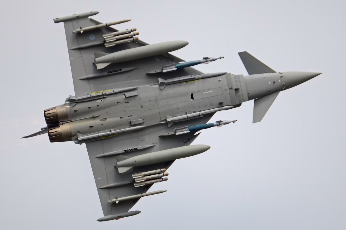 Loại máy bay chiến đấu Typhoon và Gripen cũng tương tự, khi không có khả năng tàng hình; mặc dù đã sử dụng những biện pháp đối phó điện tử, nhưng khi đối mặt với các hệ thống phòng không siêu hiện đại của Nga như S-400 hoặc S-500, những chiếc máy bay này sẽ bị bắn hạ cách biên giới Nga hàng trăm km. Ảnh" Máy bay chiến đấu Typhoon của Anh - Nguồn: Wikipedia.