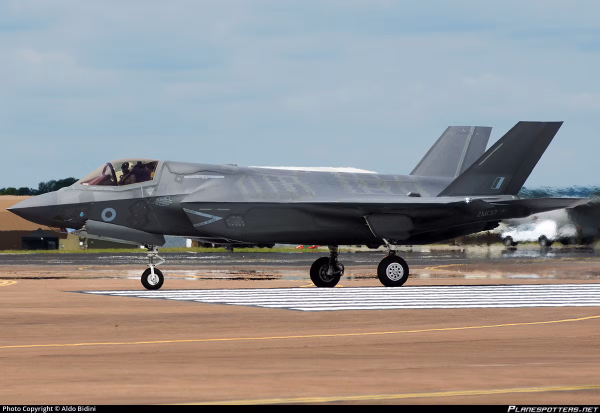 Câu hỏi đặt ra là khi có máy bay F-35 rồi, nhưng phi công điều khiển, cơ sở hạ tầng phục vụ loại máy bay "dát vàng" này như thế nào, và nhất là những loại vũ khí đi kèm, đều thuộc "hàng độc", và đều có giá "trên trời". Đồng thời, trong thời điểm nổ ra chiến tranh, NATO có thể cất cánh bao nhiêu tiêm kích F-35 tham chiến? Ảnh: Máy bay F-35B của Không quân Hoàng gia Anh - Nguồn: The Sun.
