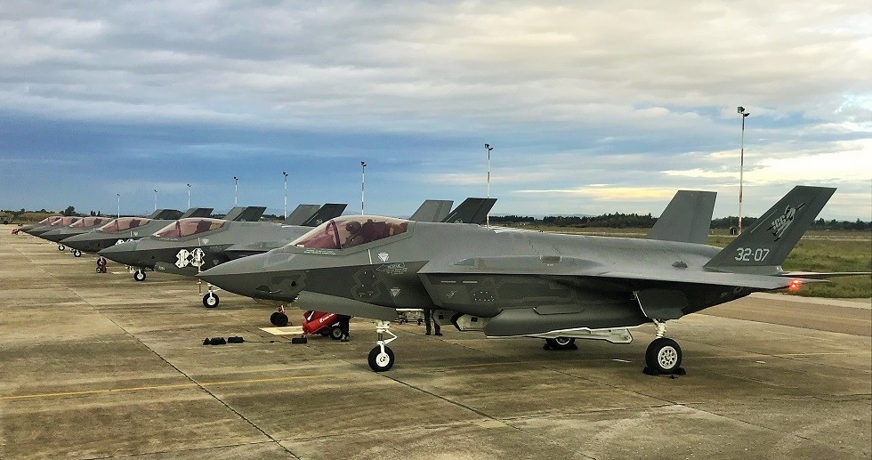Theo các chuyên gia, vấn đề đào tạo phi công của F-35 cần nhiều thời gian, để huấn luyện các kỹ năng quan trọng nhất, chẳng hạn như tiêu diệt hệ thống phòng không của đối phương. Thứ hai là thiếu phi công, hiện không phải quốc gia nào cũng có đủ số lượng phi công, đặc biệt là những người có khả năng lái máy bay chiến đấu F-35, để hoàn thành nhiệm vụ đề ra. Ảnh: Máy bay F-35 của Không quân Italia - Nguồn: The Sun.