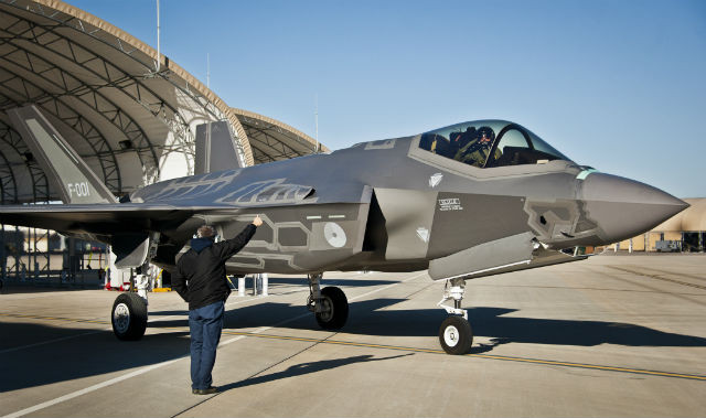 Nhưng theo nhận định của Forbes, kể cả khi sở hữu đủ 400 chiếc F-35, nếu xảy ra chiến tranh với Nga, số F-35 trên sẽ không đủ. Theo báo cáo, trước năm 2030, các quốc gia NATO thuộc châu Âu muốn mua đủ 400 chiếc F-35, nhưng hiện nhiều quốc gia cũng gặp khó khăn, khi một chiếc F-35A khi đó cũng có giá đến 120 triệu USD. Ảnh: Máy bay F-35B của Không quân Hà Lan - Nguồn: The Sun.