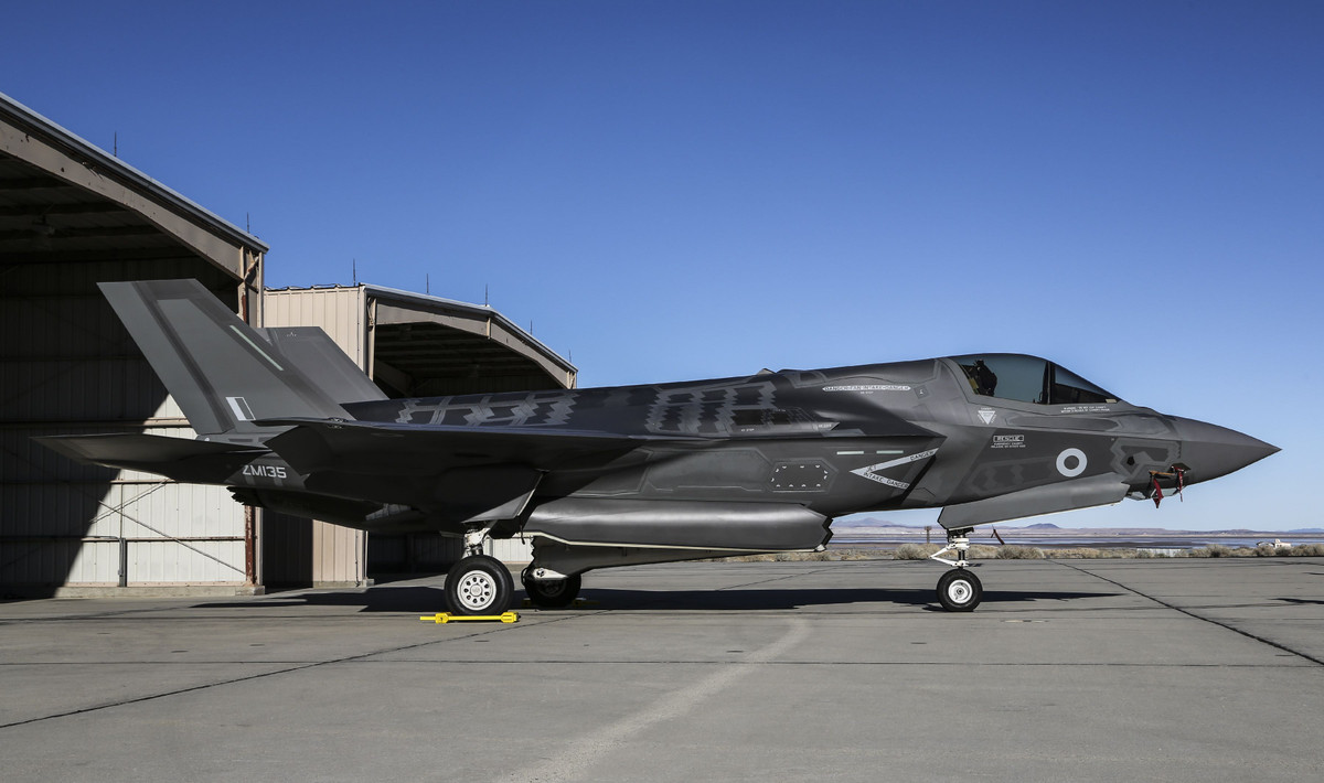 Cuối cùng, xét về bản chất, sức mạnh quân sự chính của NATO phần lớn được duy trì bởi công nghệ quân sự của Mỹ. Mặc dù F-35 được cho là máy bay chiến đấu thế hệ năm tiên tiến nhất, nhưng F-35 đã liên tục bị Bộ Quốc phòng Mỹ khiếu nại, thậm chí kiện đòi bồi thường trong năm nay, nên dù có sở hữu nhiều F-35, nhưng cũng khó đảo ngược tình thế chiến sự. Ảnh: Máy bay F-35A của Không quân Hoàng gia Anh - Nguồn: The Sun.